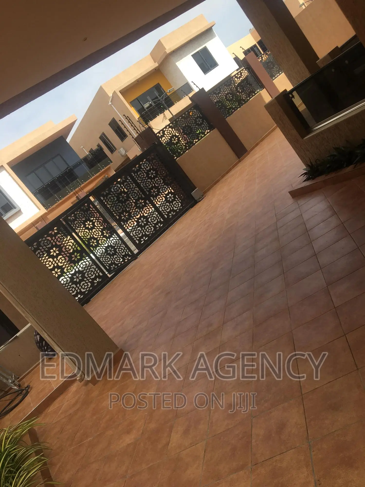 4bdrm House in East Airport, Accra Metropolitan for sale