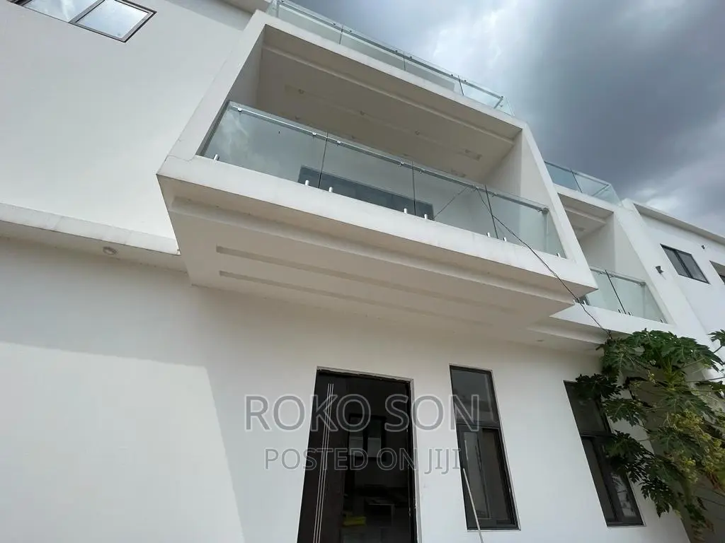 5bdrm Duplex in Dr Roko, Airport Residential Area for sale