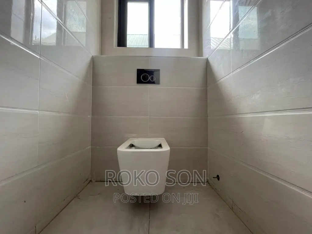5bdrm Duplex in Dr Roko, Airport Residential Area for sale