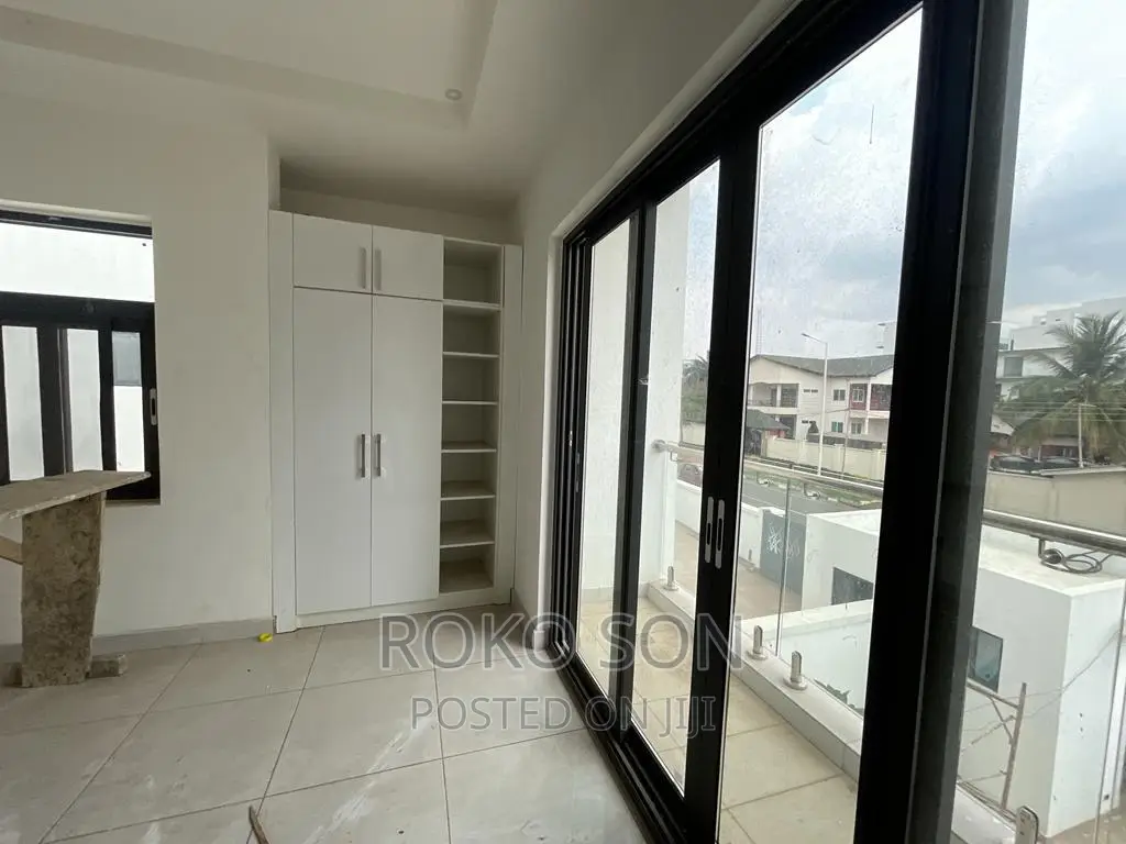 5bdrm Duplex in Dr Roko, Airport Residential Area for sale