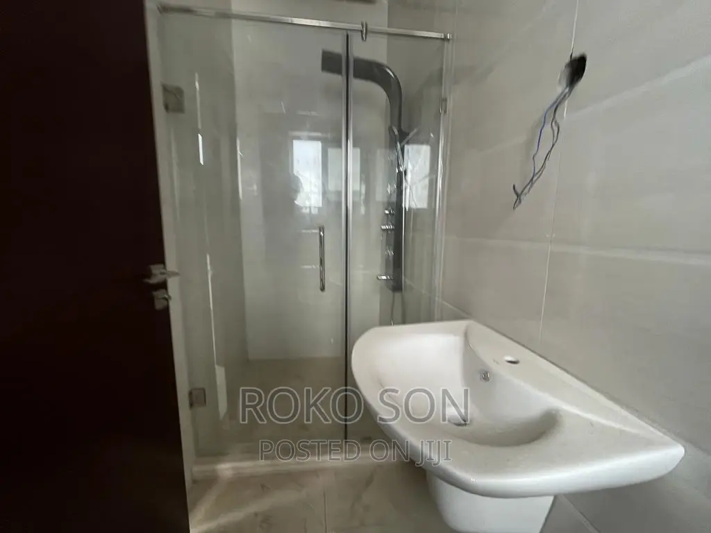 5bdrm Duplex in Dr Roko, Airport Residential Area for sale