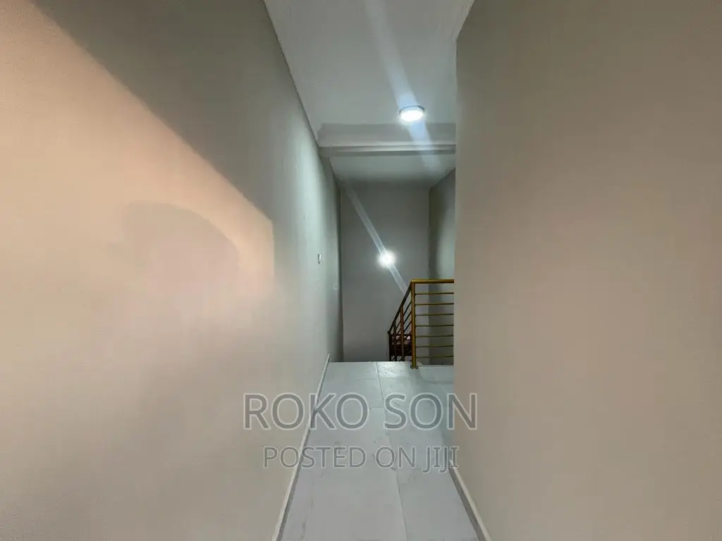 5bdrm Duplex in Dr Roko, Airport Residential Area for sale