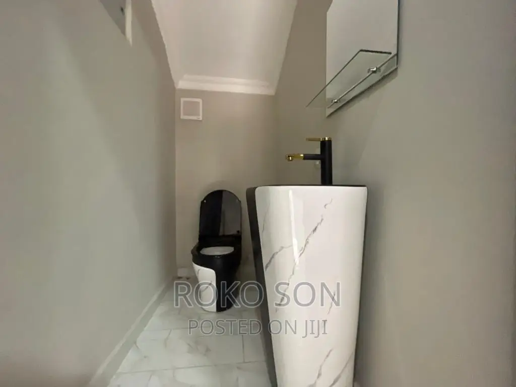 5bdrm Duplex in Dr Roko, Airport Residential Area for sale