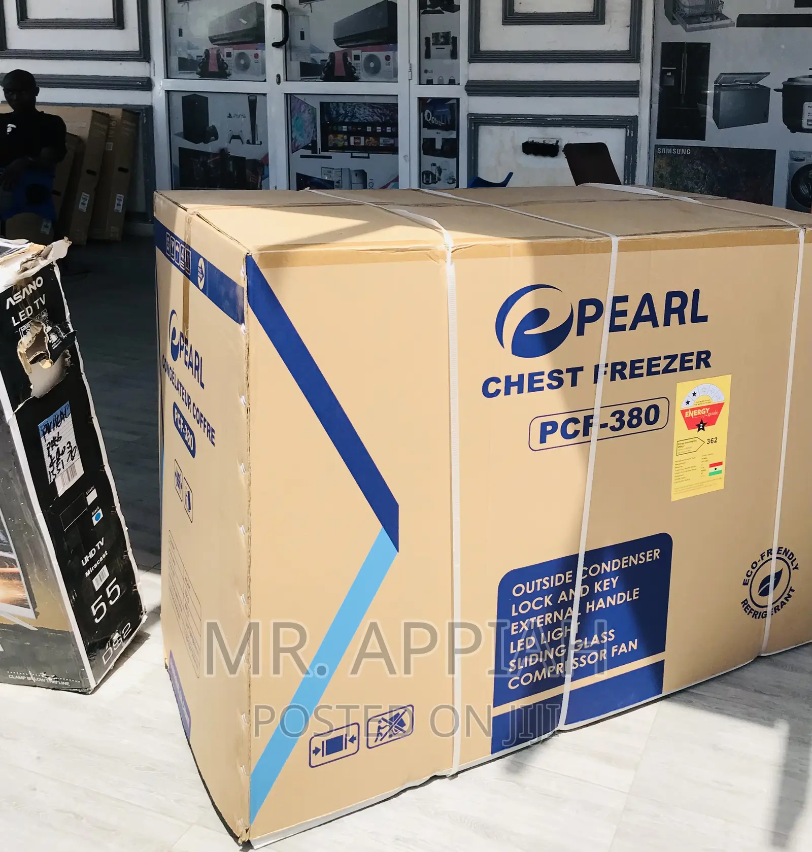 Quality Pearl PCF-380 Single Door Electric Chest Freezer.
