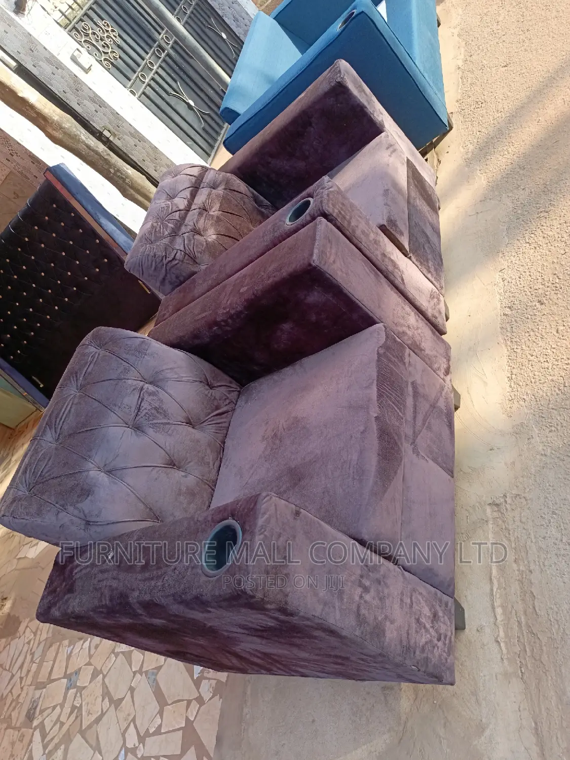 Classic Single Couch,. FURNITURE MALL COMPANY