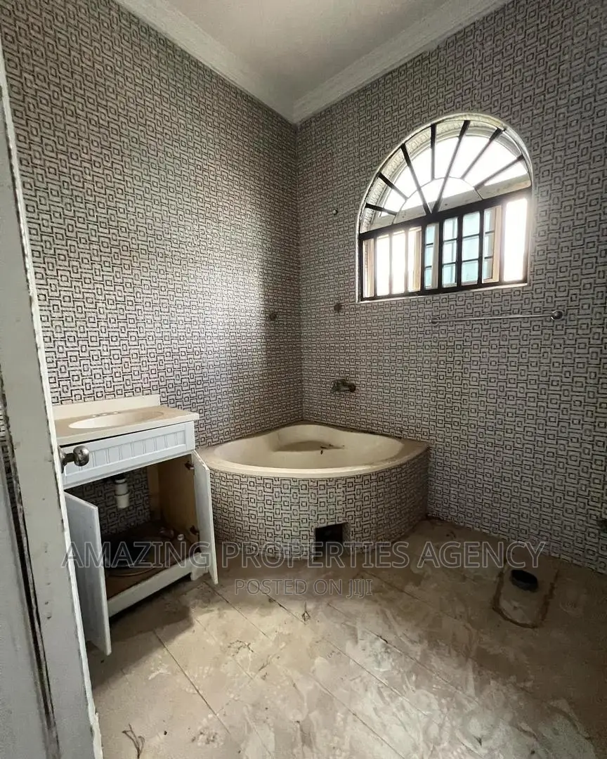 5bdrm House in East Legon for rent