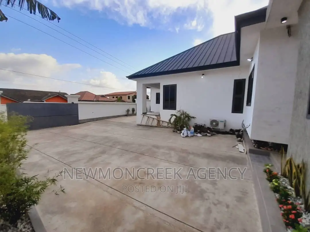 3bdrm Bungalow in Kwabenya Estate Road, Accra Metropolitan for sale