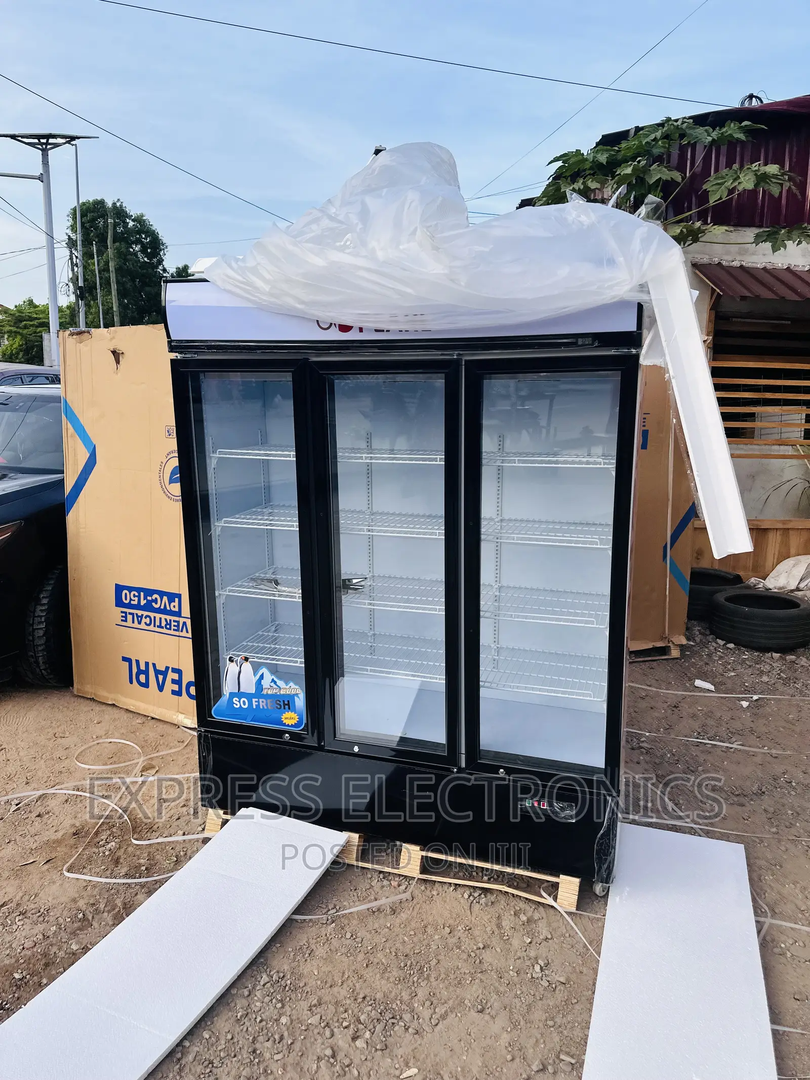PVC-150 950L Display Fridge Pearl 3doors 
