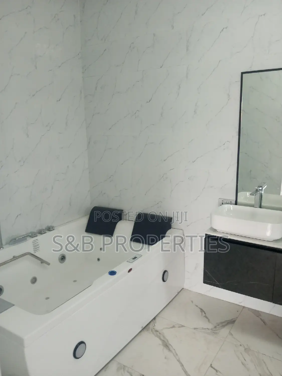 4bdrm Duplex in Ashomang Estate for sale