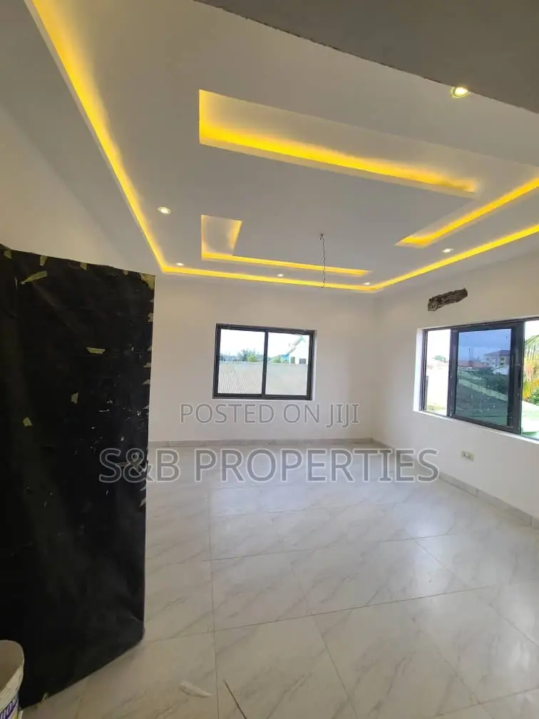 4bdrm Duplex in Ashomang Estate for sale