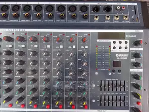 Yamaha Ya1202usb 12channels Powered Amplified Mixer