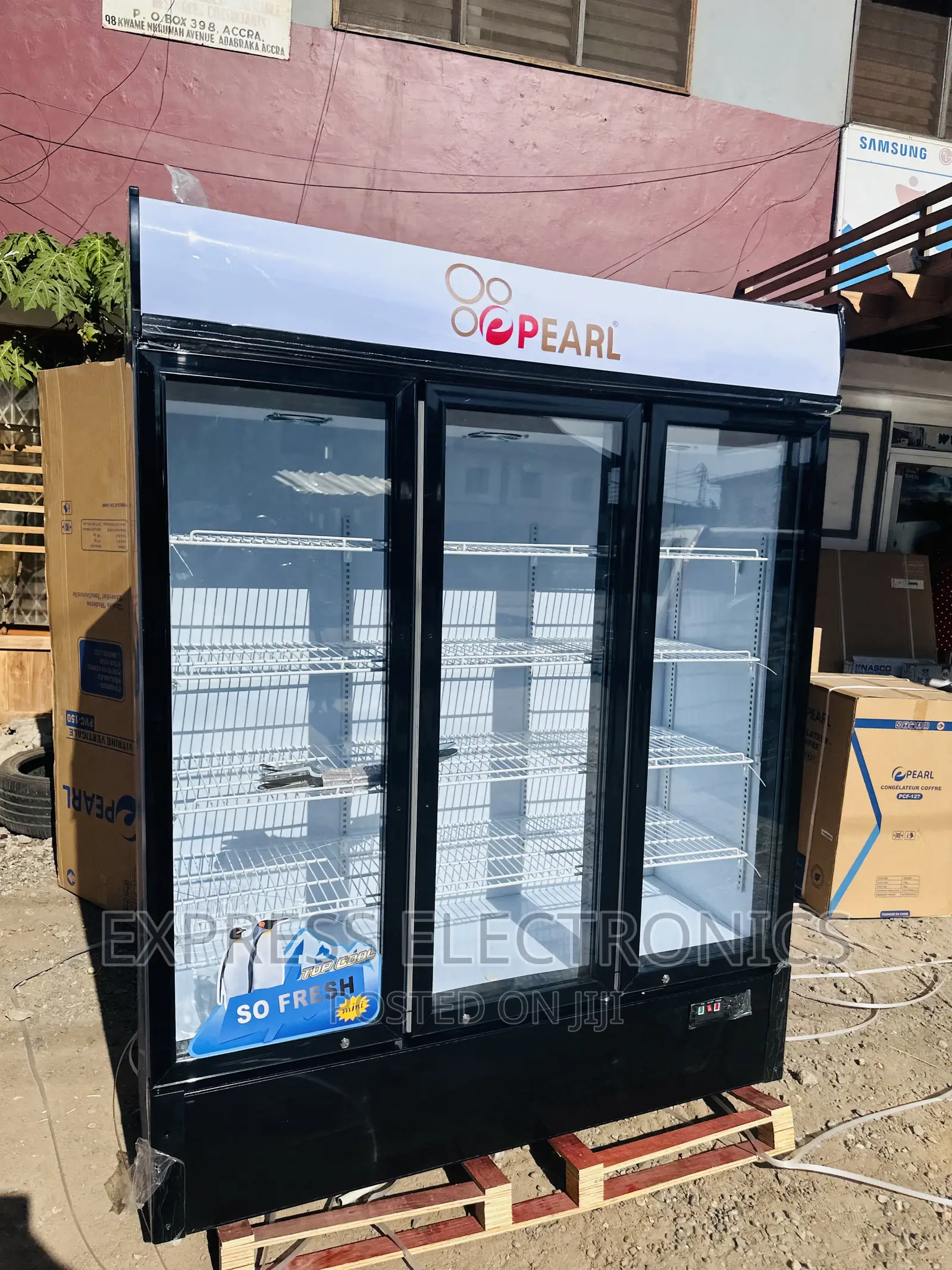 Freestanding Sleek White Pearl PVC-150 Display Fridge