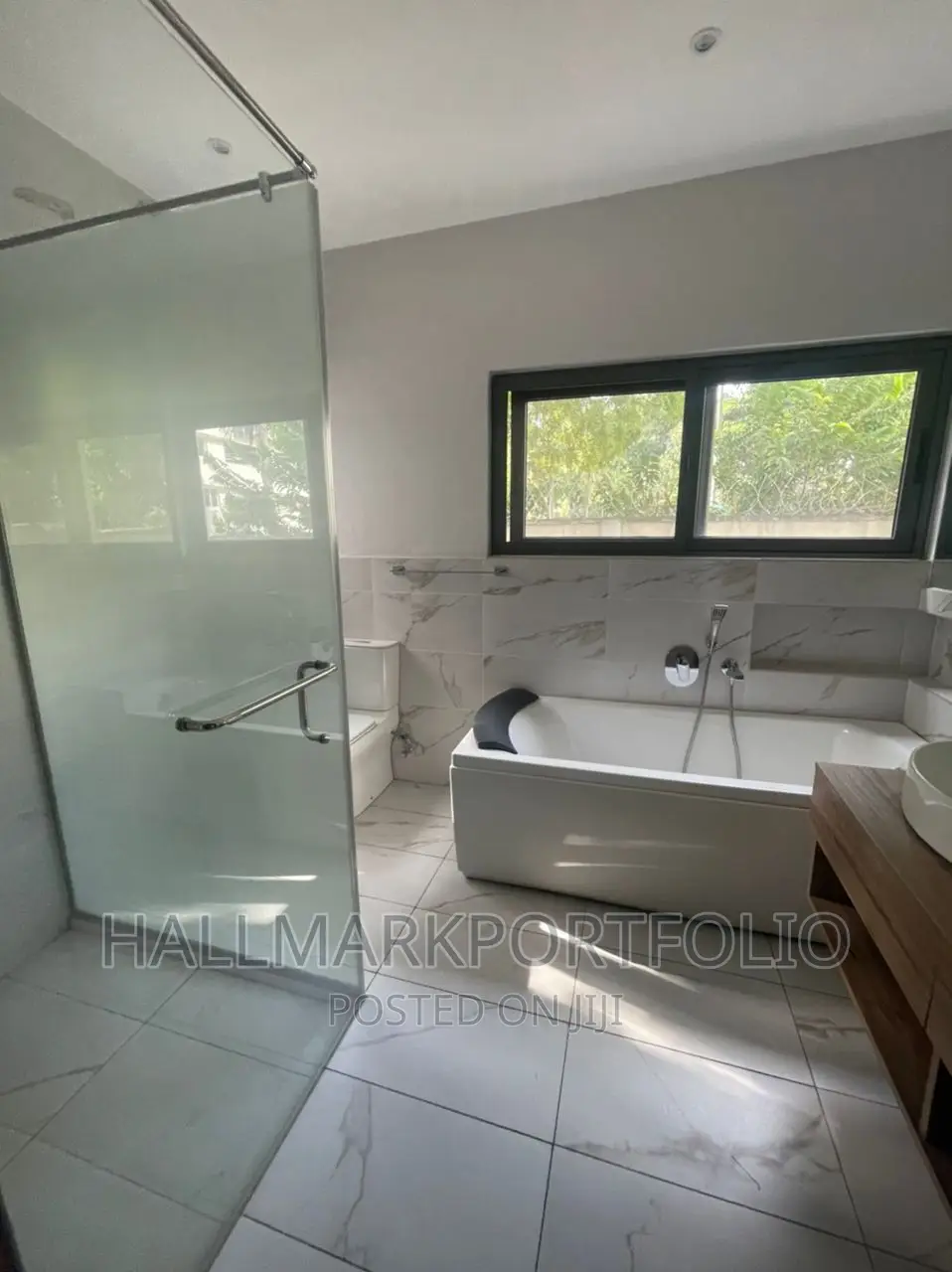 4bdrm Townhouse / Terrace in Cantonments for rent