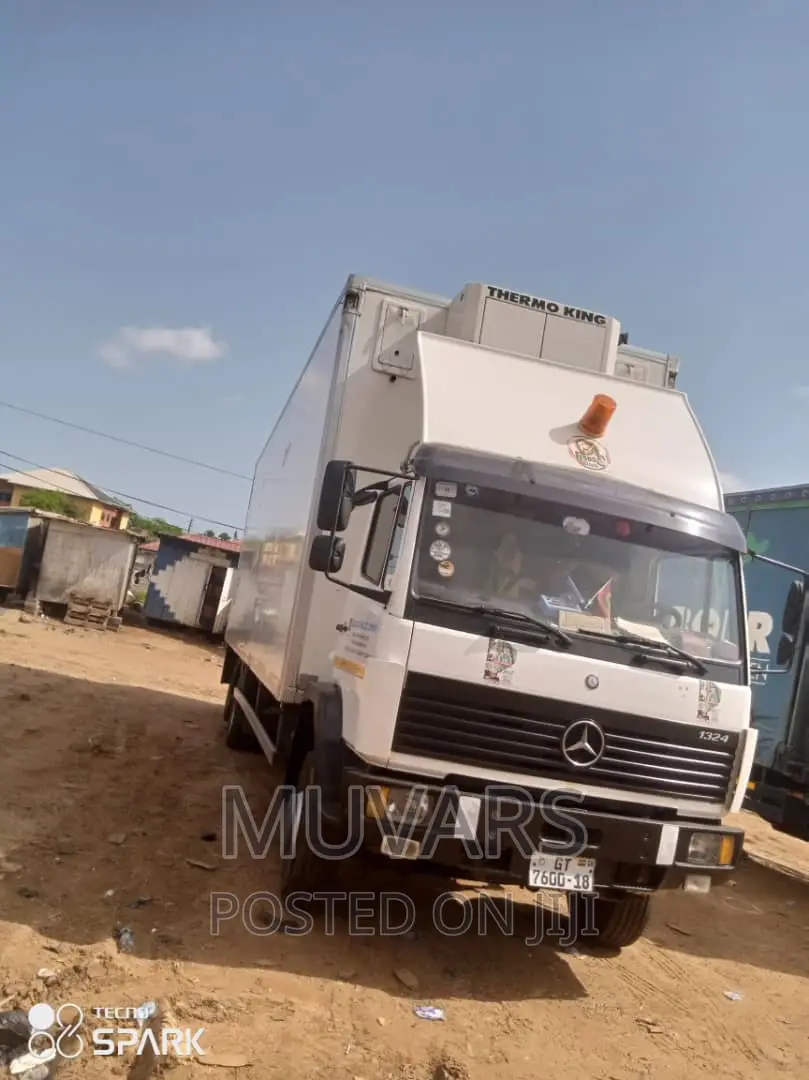 Trucks for Rent. 30-Footer Benz Cargo Box Truck for Rentals