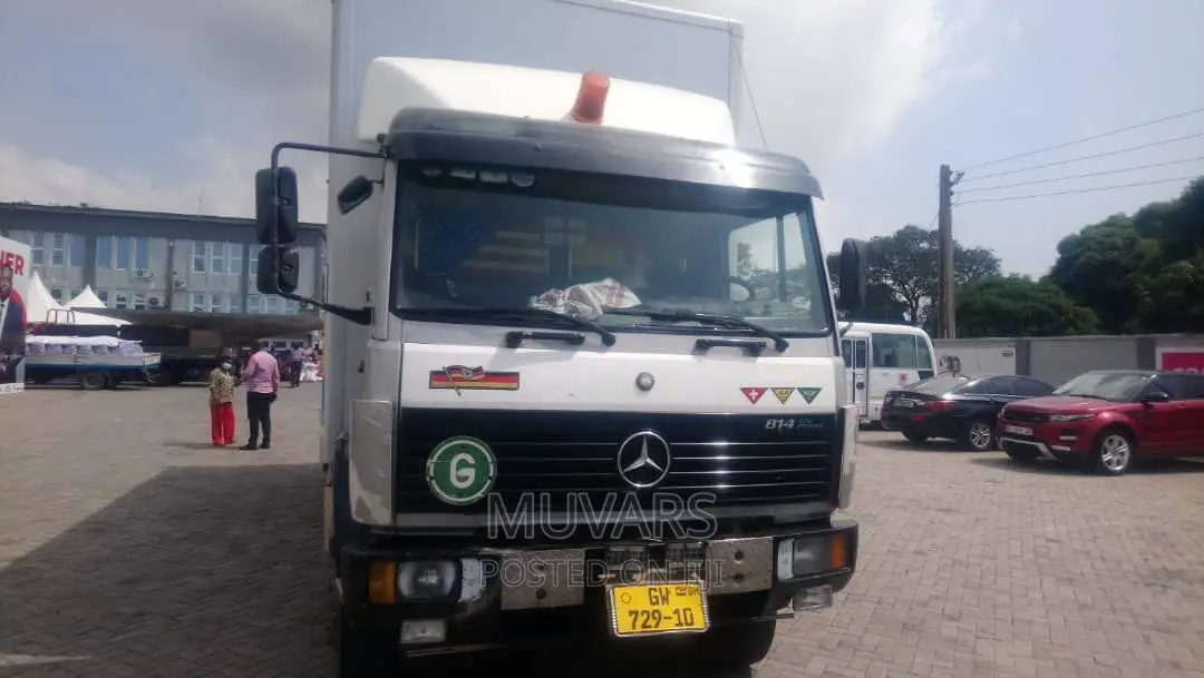 Trucks for Rent. 30-Footer Benz Cargo Box Truck for Rentals