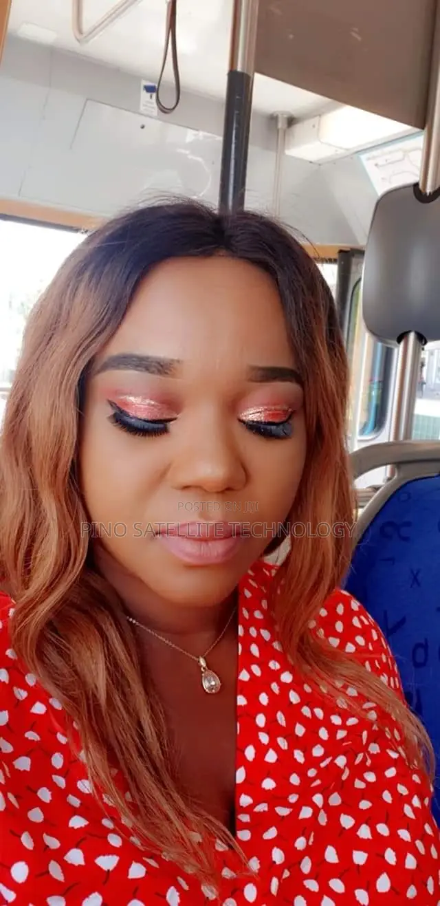 Call for Ur Door to Door Makeup