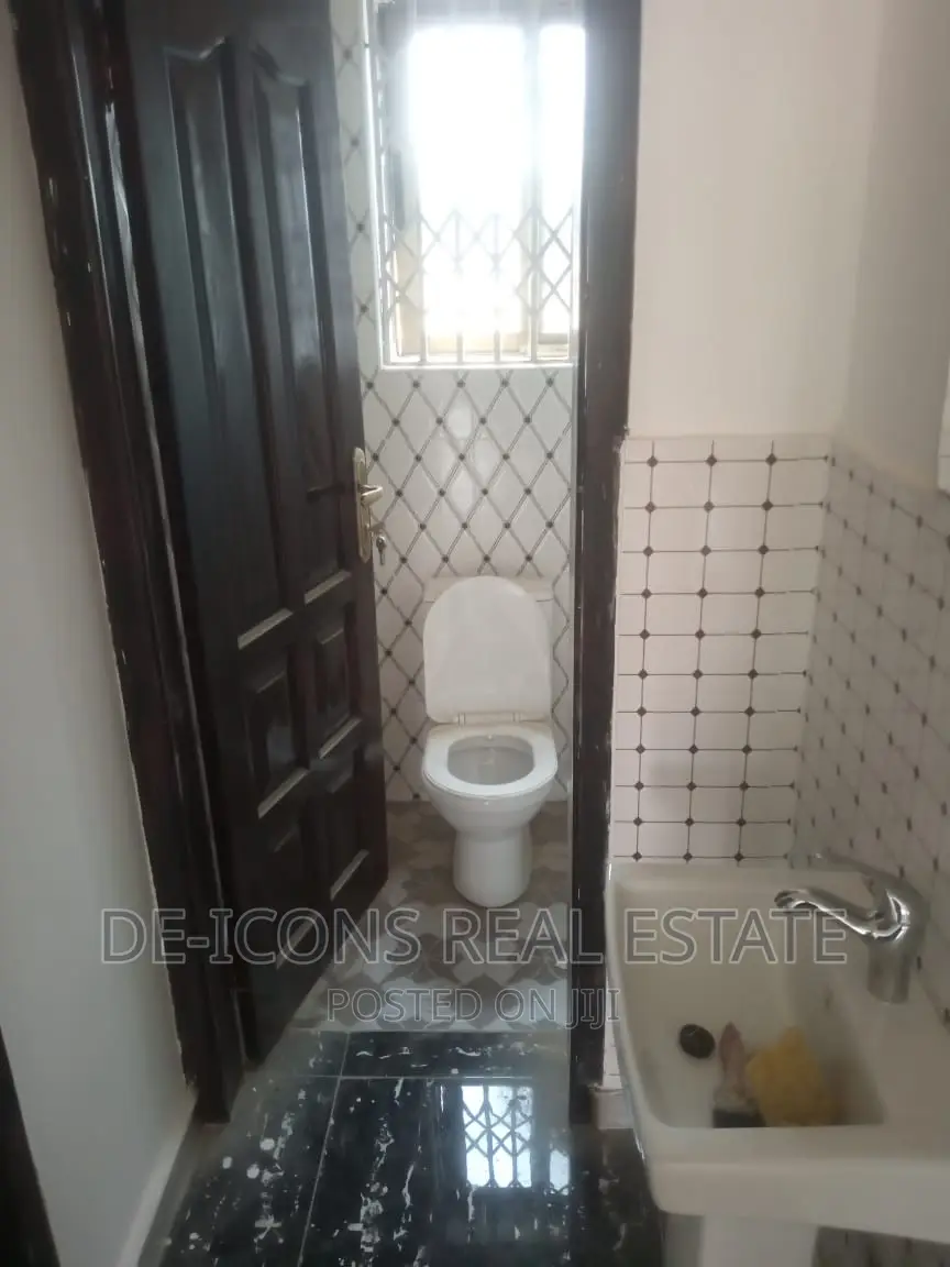 2bdrm Duplex in De-Icons Real Estate, Awutu Senya East Municipal