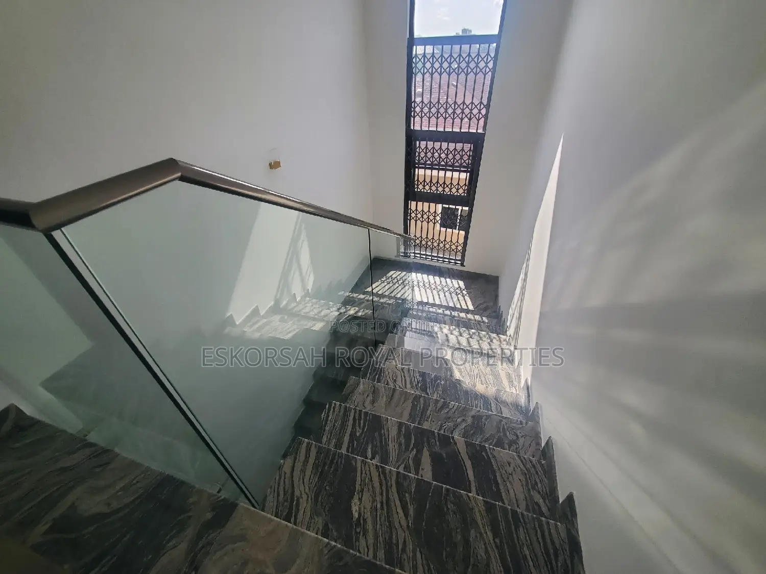 5bdrm House in East Legon A&C Mall for rent