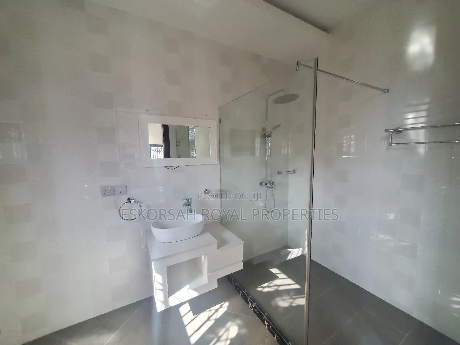 5bdrm House in East Legon A&C Mall for rent