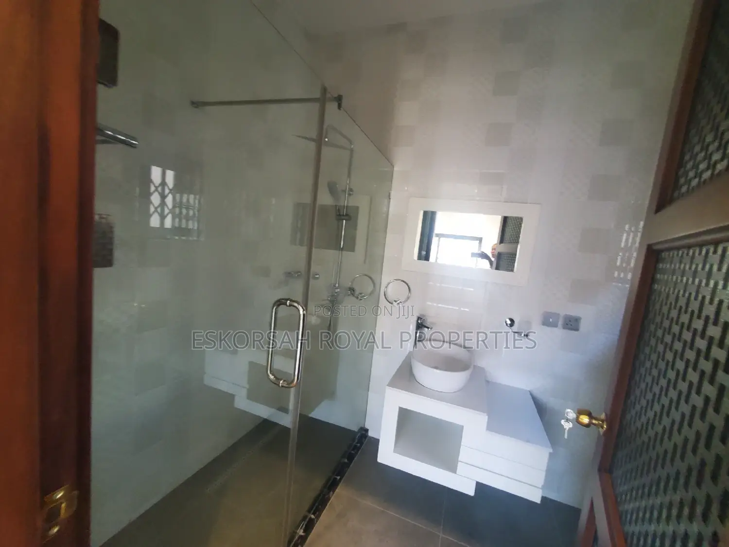 5bdrm House in East Legon A&C Mall for rent