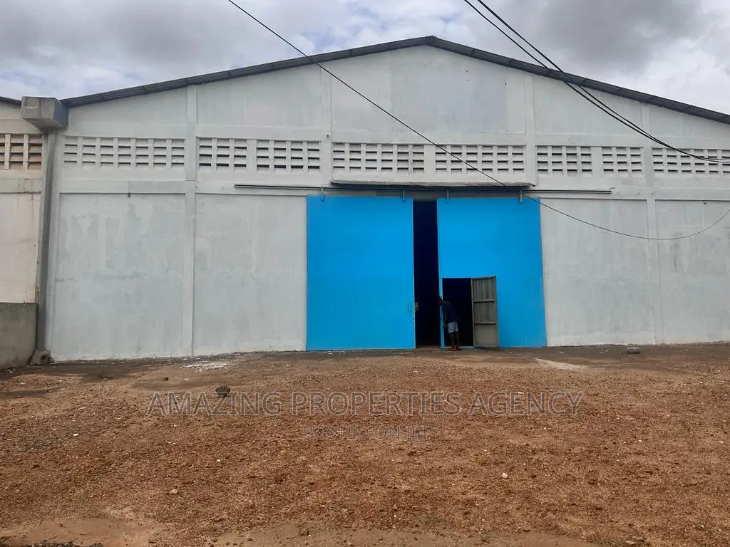 1000 SQM Warehouse for Rent at Spintex