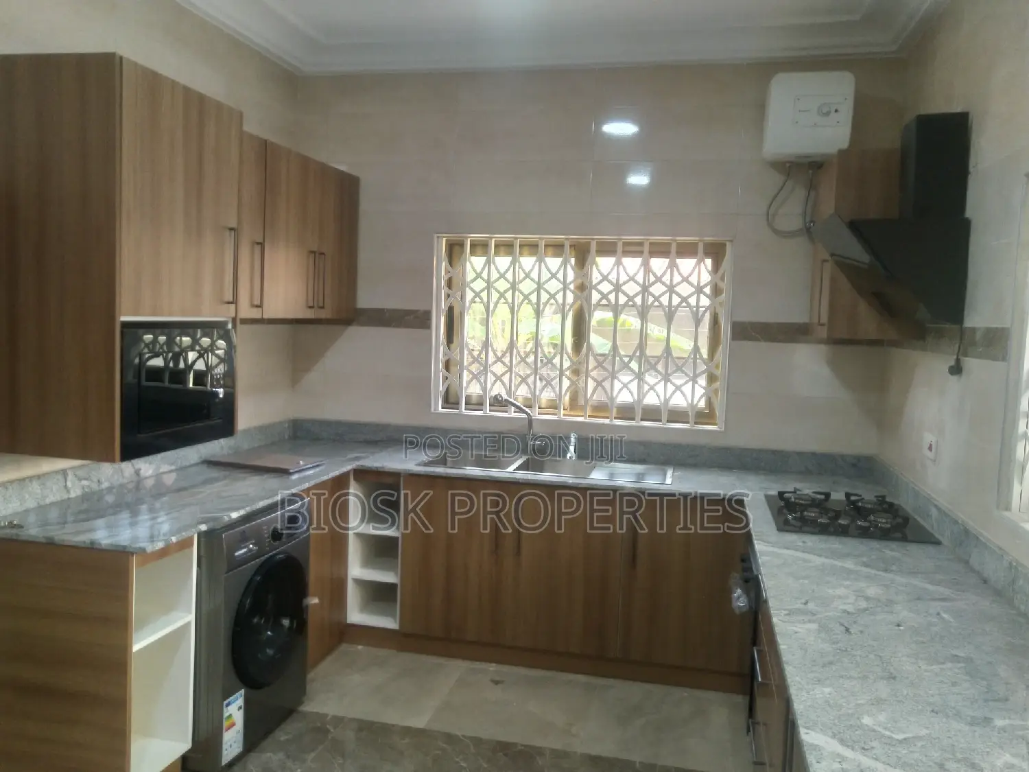 5bdrm Mansion in Billa-Fix Properties, Adenta for sale