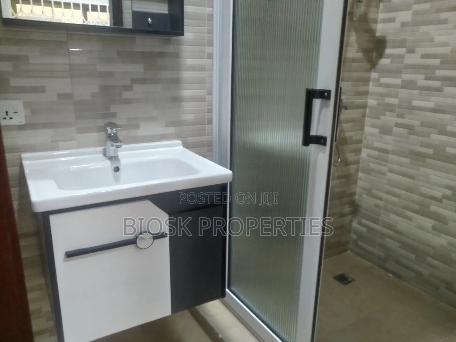 5bdrm Mansion in Billa-Fix Properties, Adenta for sale