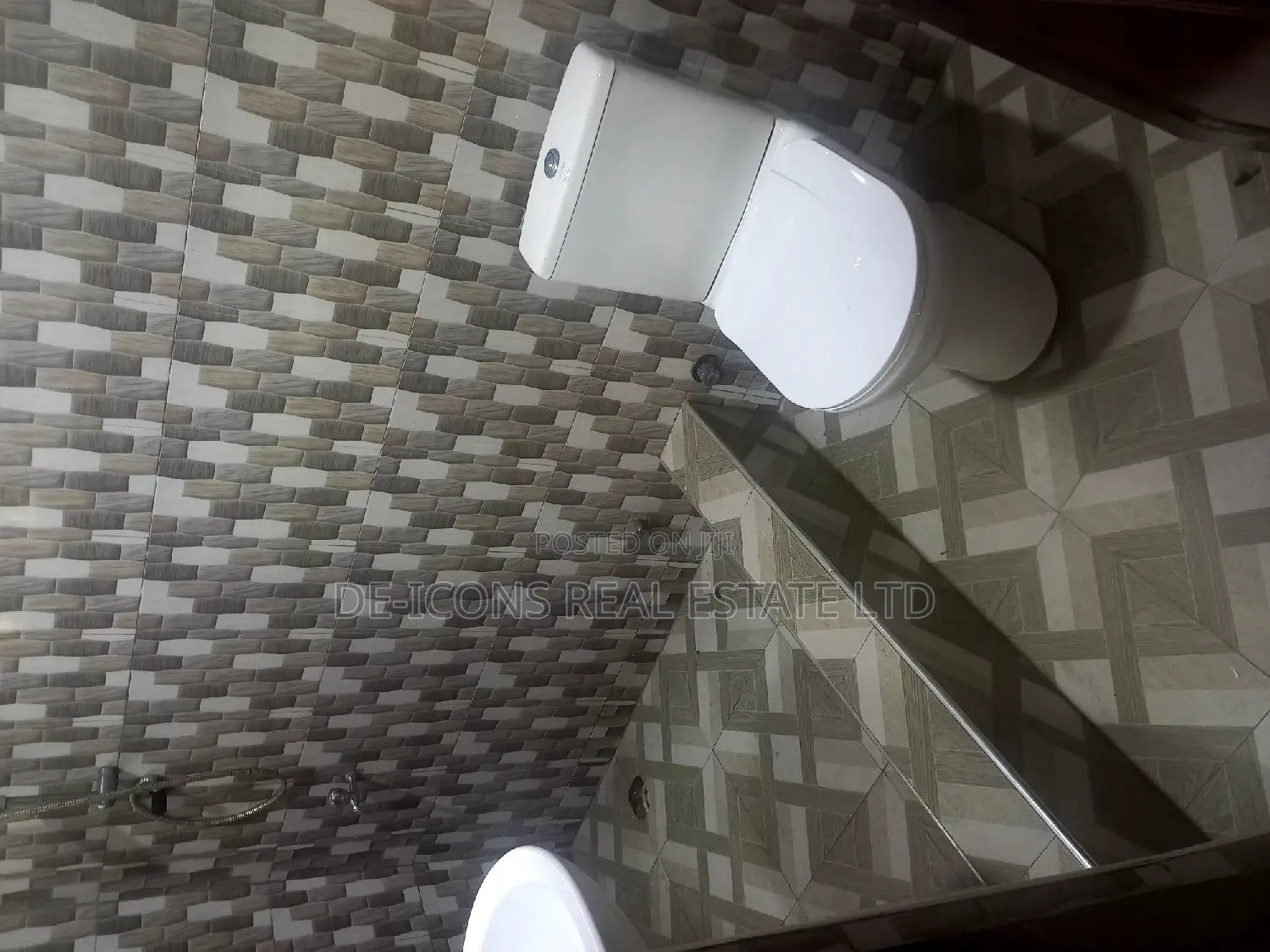 3bdrm Duplex in De-Icons Real Estate, Awutu Senya East Municipal