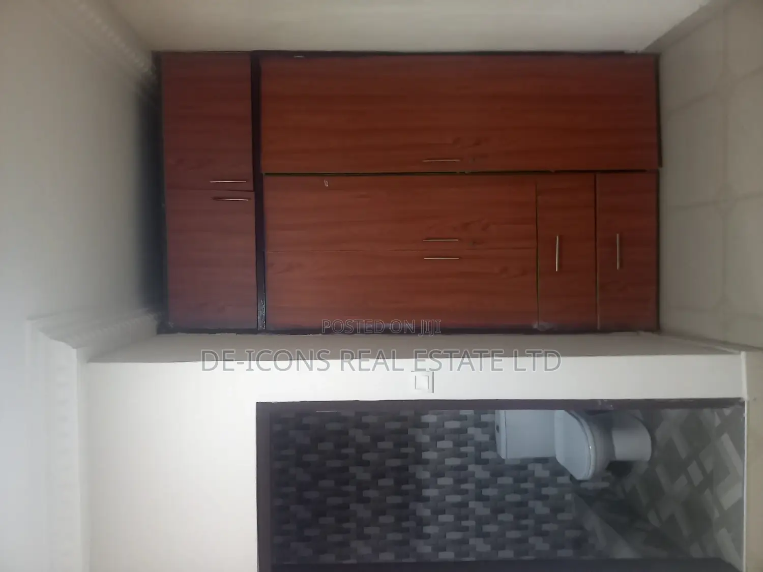 3bdrm Duplex in De-Icons Real Estate, Awutu Senya East Municipal