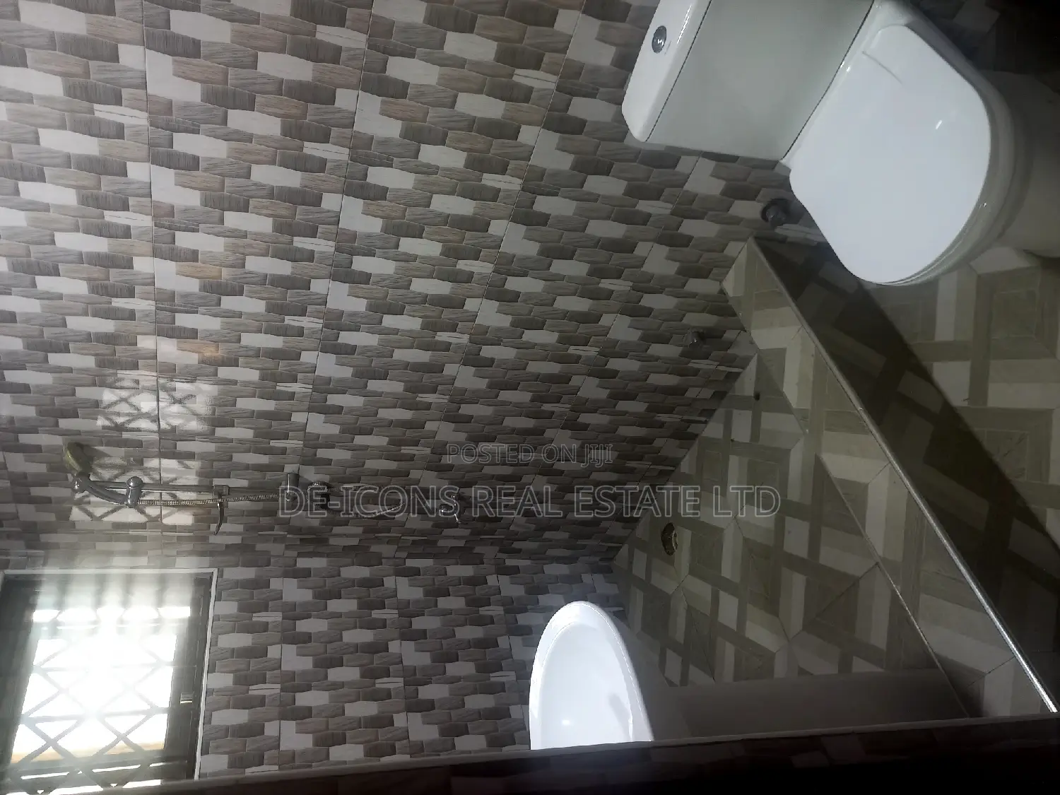 3bdrm Duplex in De-Icons Real Estate, Awutu Senya East Municipal