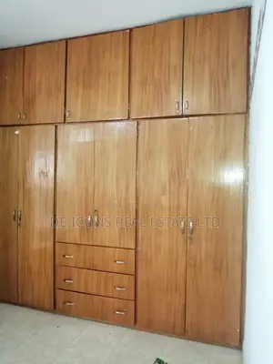 5bdrm Duplex in De-Icons Real Estate, Haatso for rent