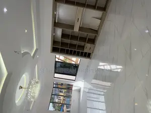 4bdrm Mansion in Skm Property, Ashomang Estate for sale