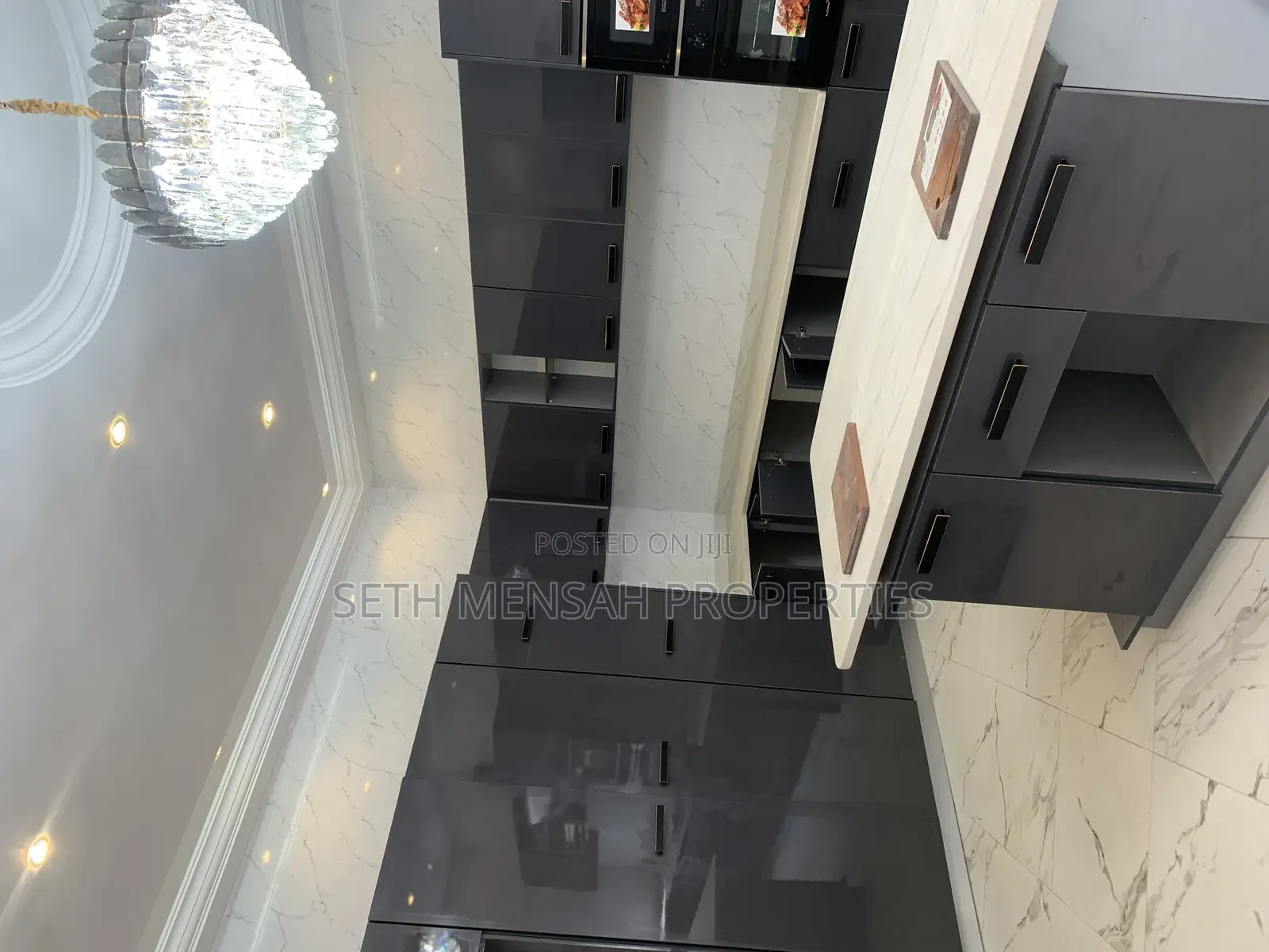 4bdrm Mansion in Skm Property, Ashomang Estate for sale