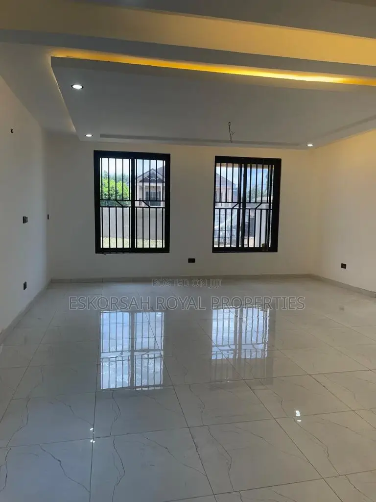 4bdrm House in Lake Side for sale