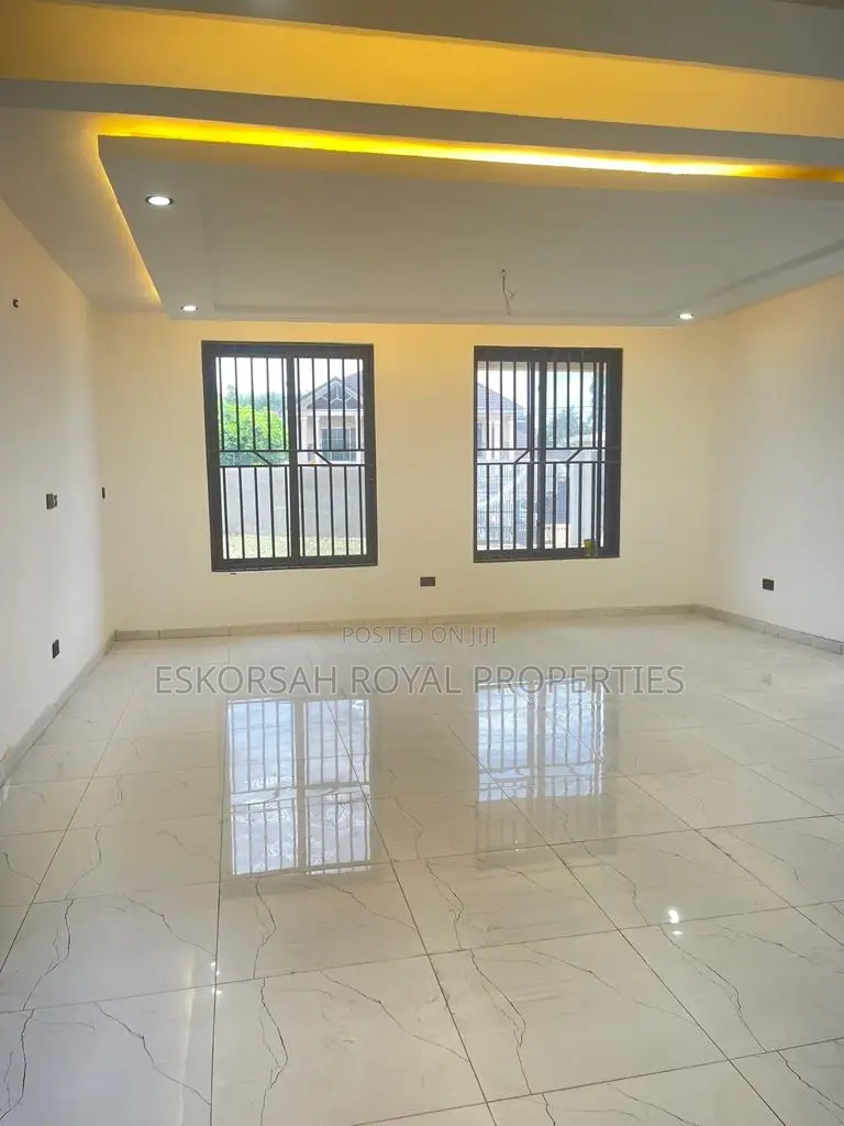 4bdrm House in Lake Side for sale