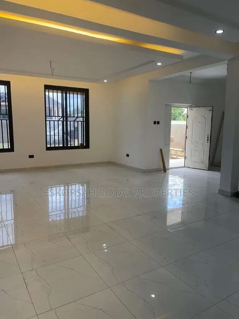 4bdrm House in Lake Side for sale