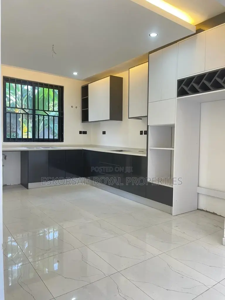 4bdrm House in Lake Side for sale