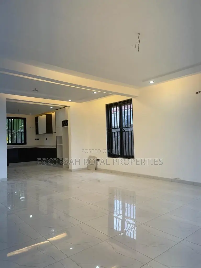 4bdrm House in Lake Side for sale