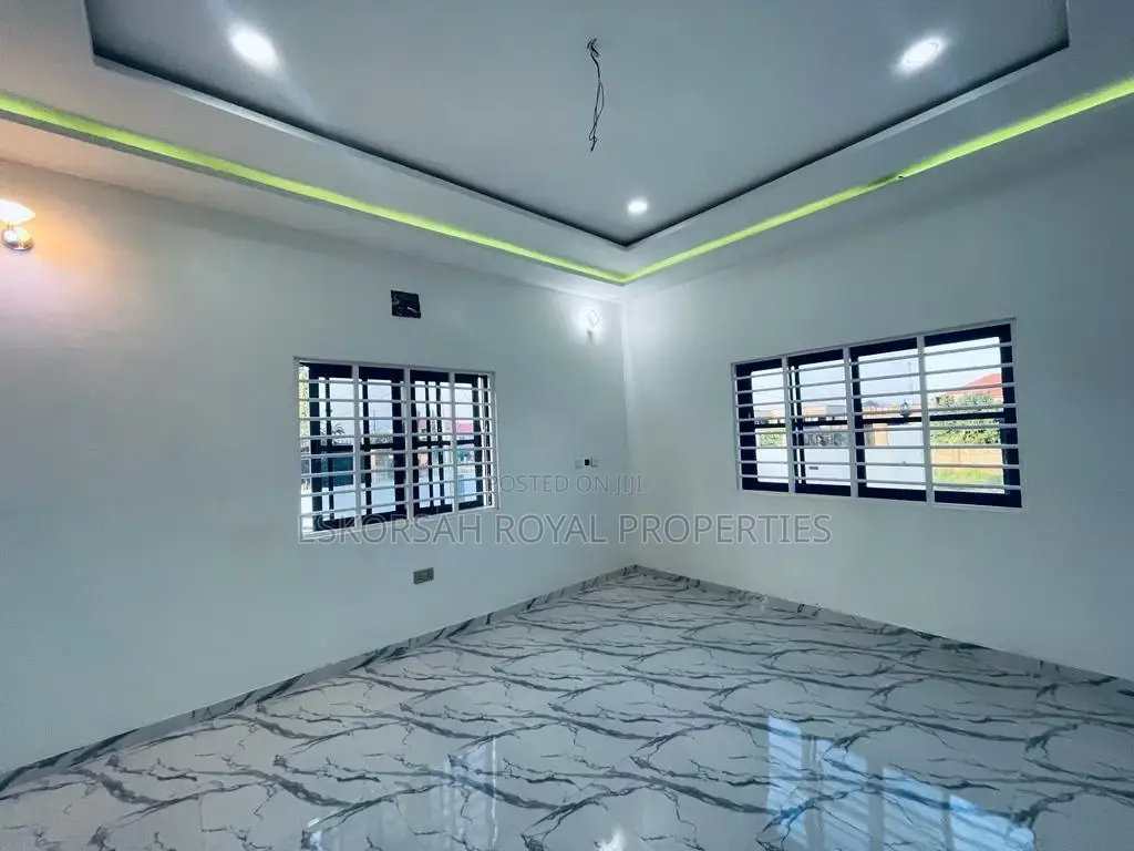 3bdrm House in Lake Side for sale