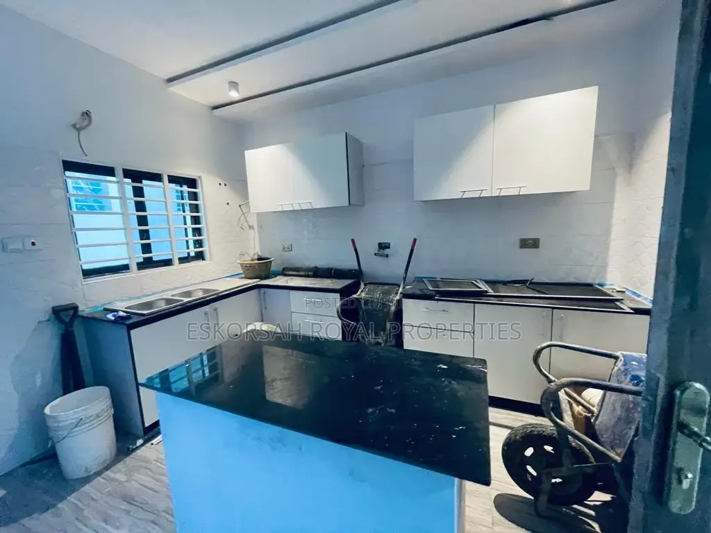 3bdrm House in Lake Side for sale