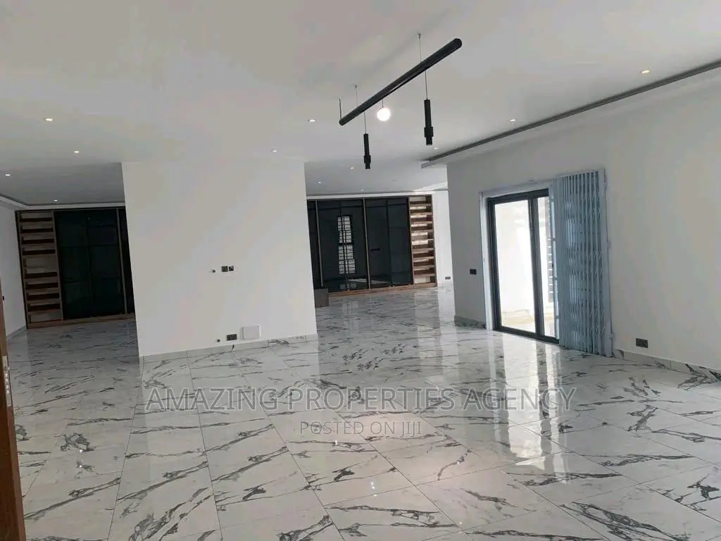 7bdrm House in 7 Bedroom Swim Pool  for sale