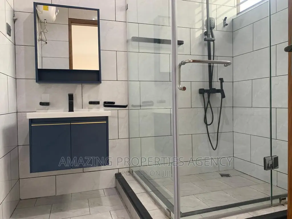 7bdrm House in 7 Bedroom Swim Pool  for sale