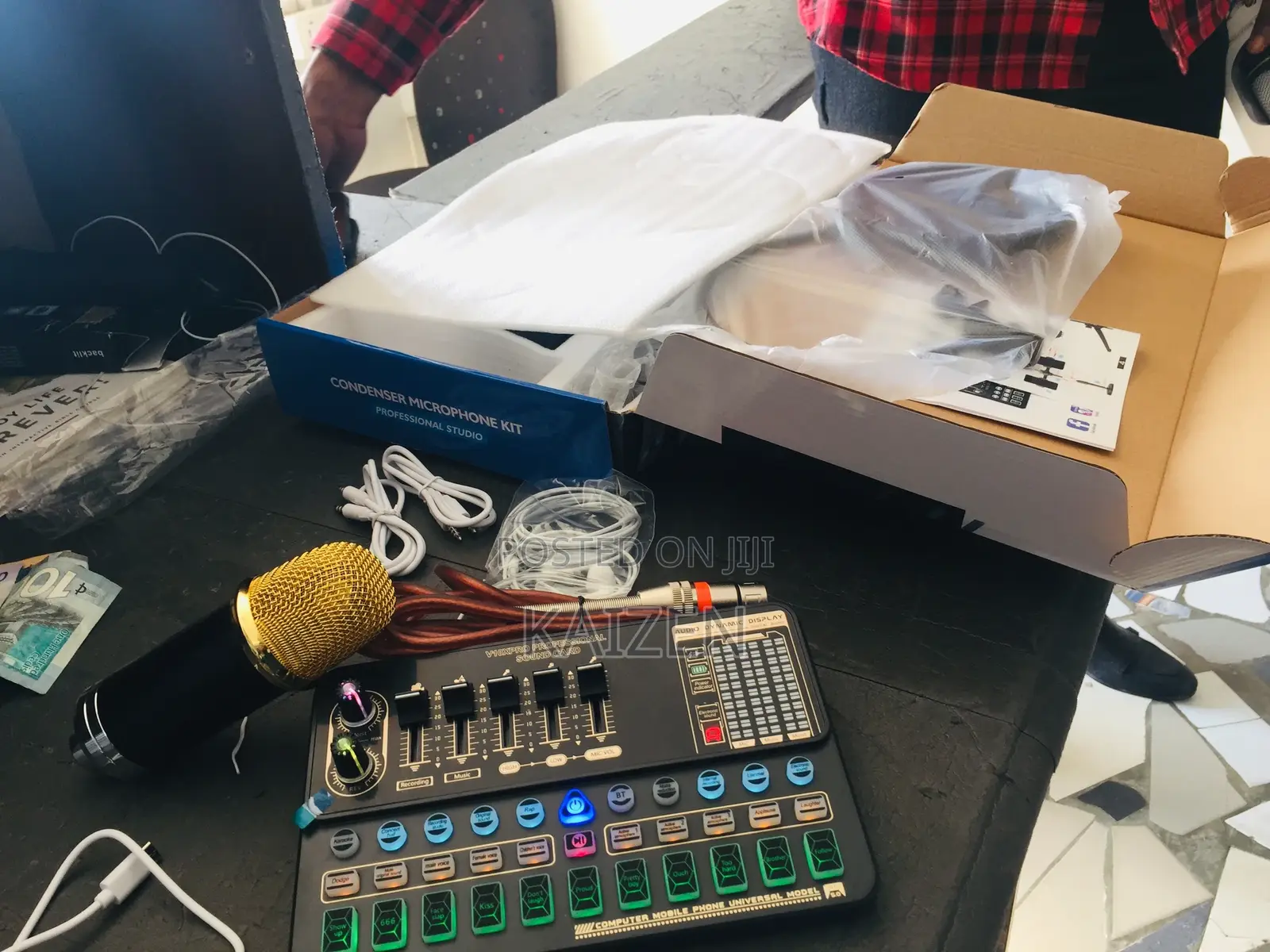 BM900 Microphone Condenser With V10s Pro Sound Card