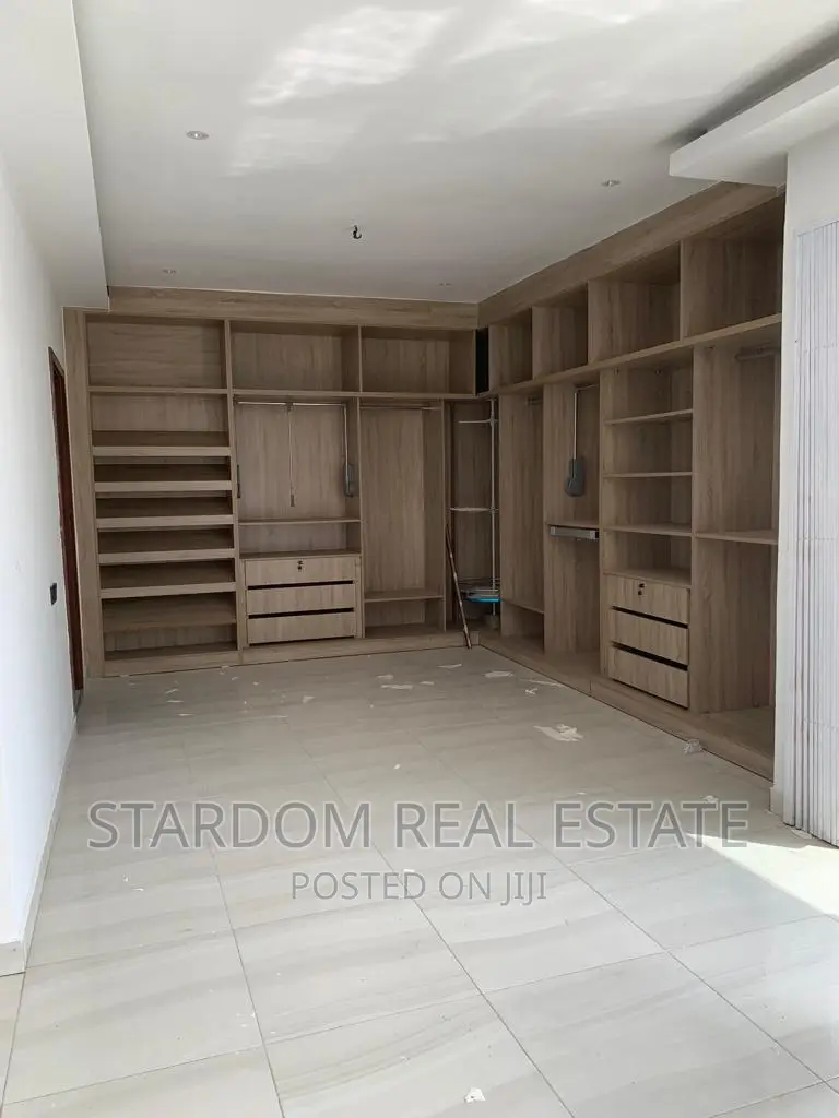 6bdrm Mansion in East Legon for sale