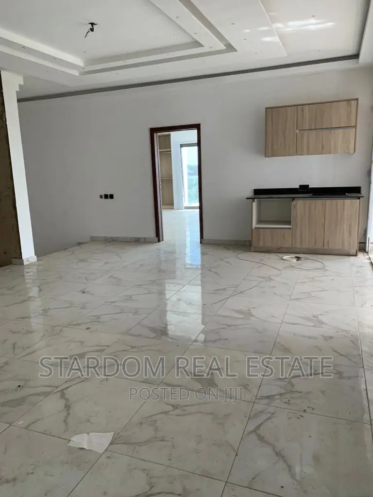 6bdrm Mansion in East Legon for sale