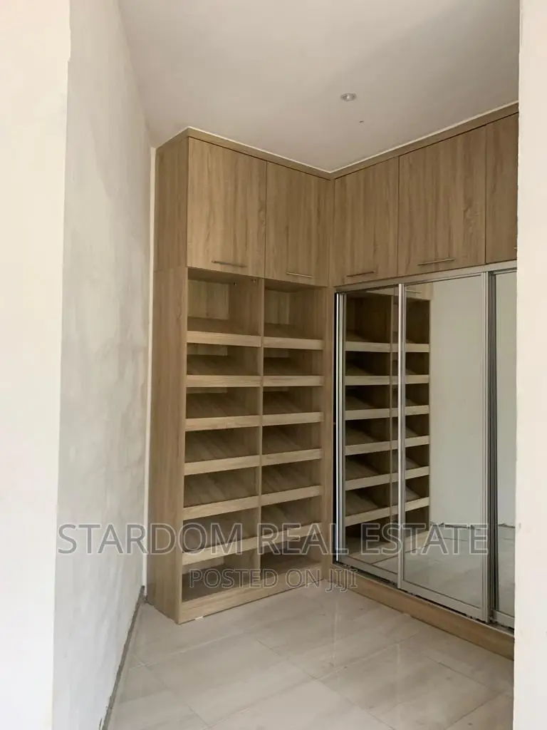 6bdrm Mansion in East Legon for sale