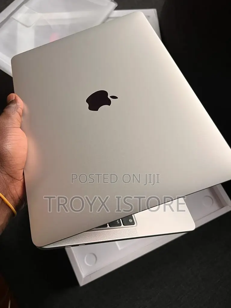 Laptop Apple MacBook Pro 2022 M2 8GB Apple M2 SSD 256GB