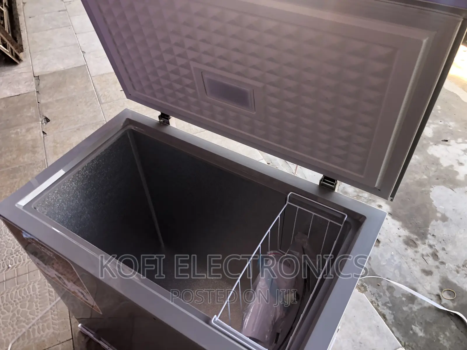 Close Door Softly Zara ZARA-CF-220 200 Litres Chest Freezer