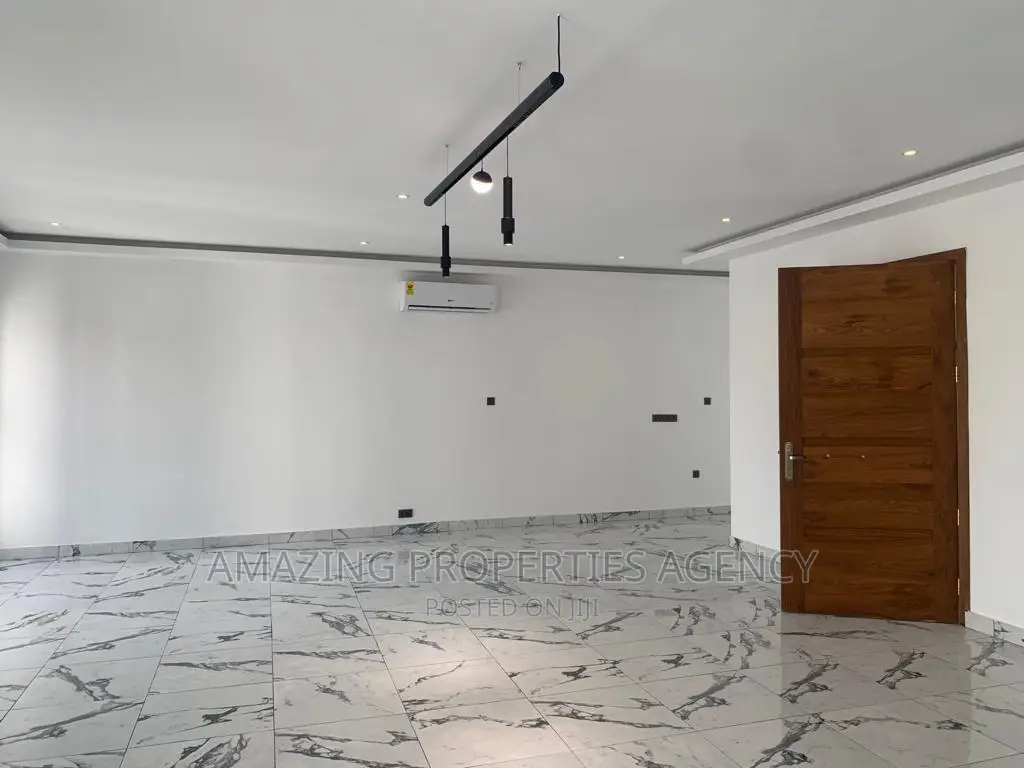 8bdrm House in Adjiriganor for sale
