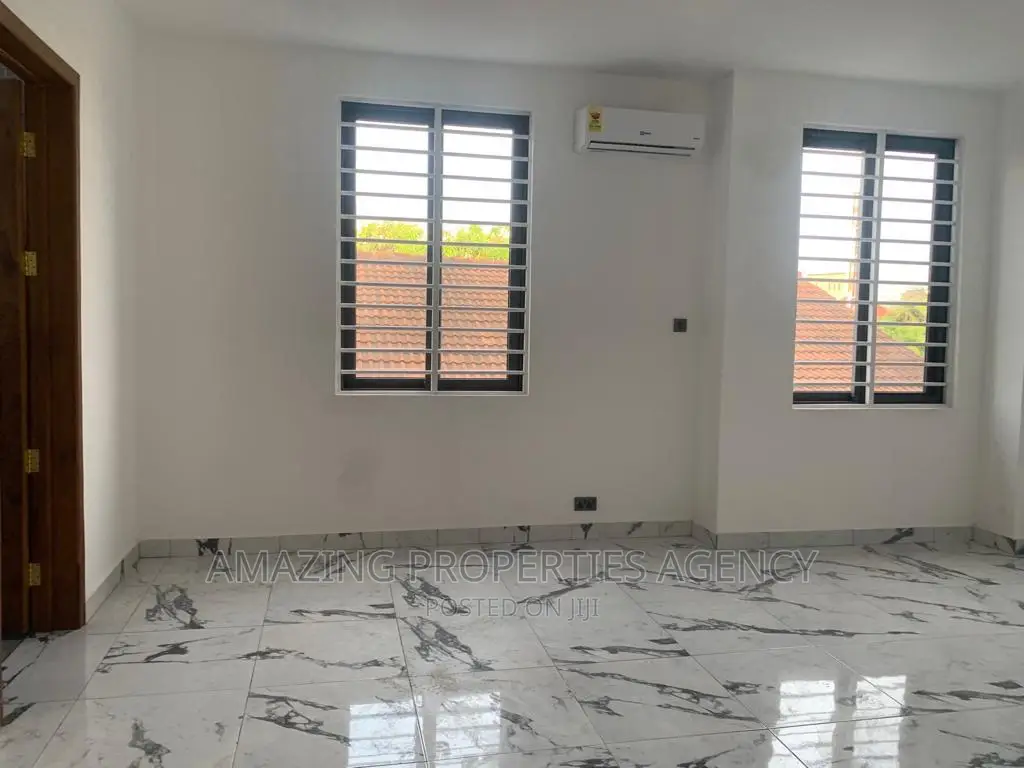8bdrm House in Adjiriganor for sale